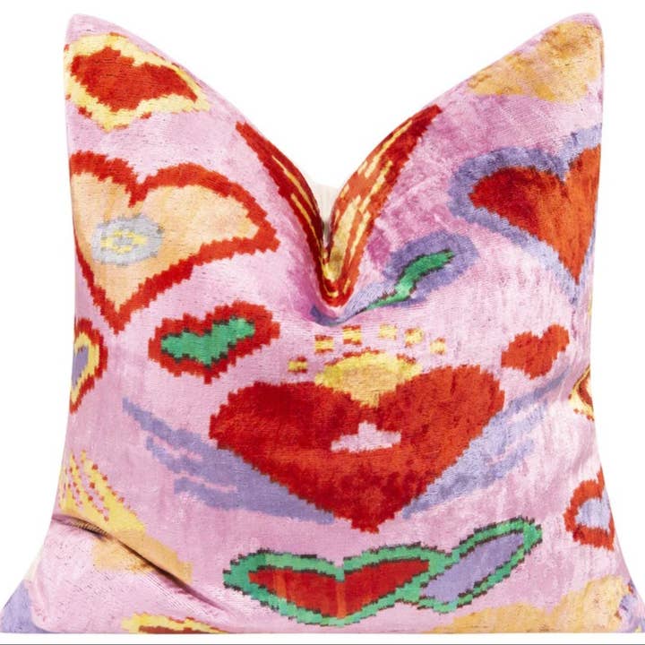 Coussin décoratif en velours fait main avec motif cœur multicolore - pour la vente par Canvello