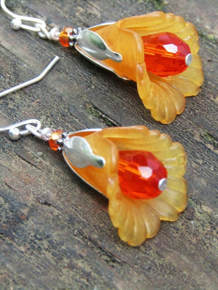 Boucles d'oreilles pendantes en forme de fleur de lucite, orange, tulipe de Cala Lily, argent et cristaux scintillants pour la vente par Bad Apple Designs