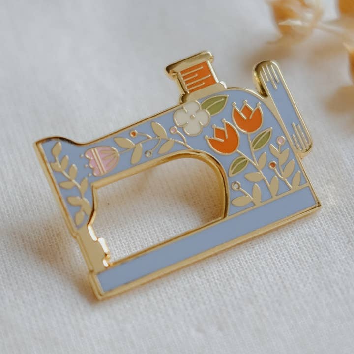 Justine Gilbuena - Wholesale Lapel Pin/Button - Sewing Machine (Blue) Enamel Pin1