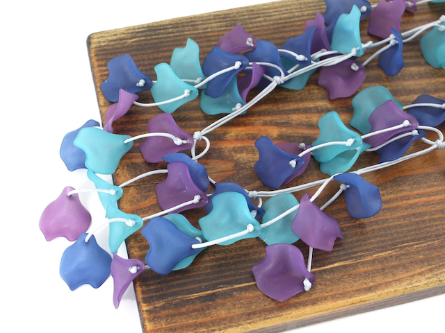 Pretty Persuasions - Vente Colliers plastrons - N24005 Collier tendance en polyrésine à pétales drapés4