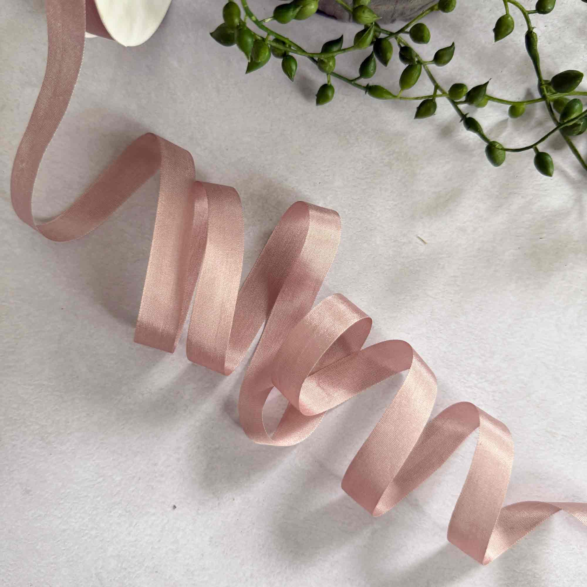 The Natural Paper Company - Vendita all'ingrosso Nastri - Confezione regalo - Nastro in seta a bordo chiuso in rosa cipria - 13 mm1