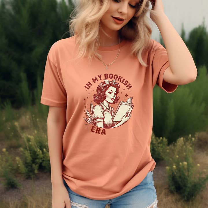 Dans mon t-shirt d'époque littéraire pour la vente par Fiction and Fibre