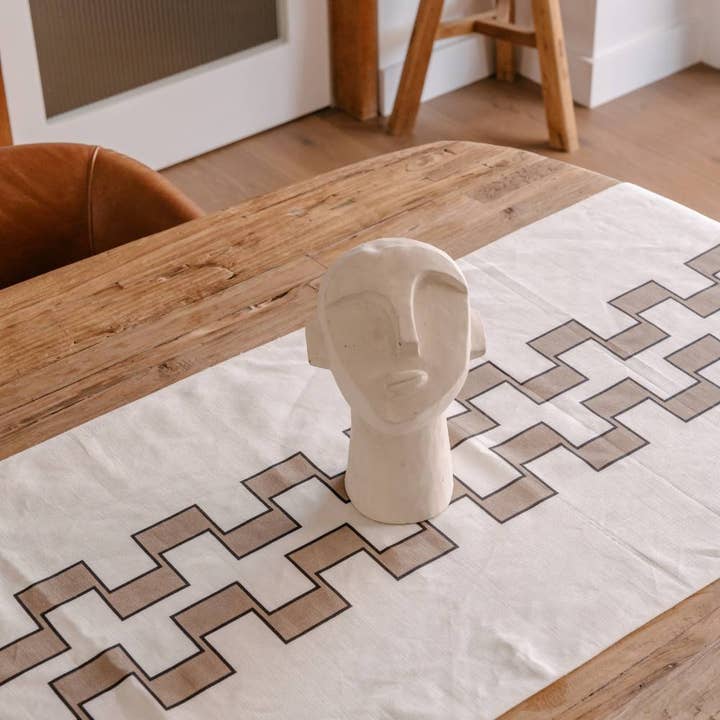 Chemin de table Astor Ivoire/Naturel pour la vente par Eadie Lifestyle