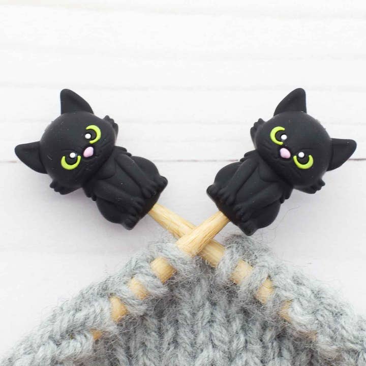 Lille sort kat | Stitch stoppers til strikkepinde for engroshandel hos Fox & Pine Stitches