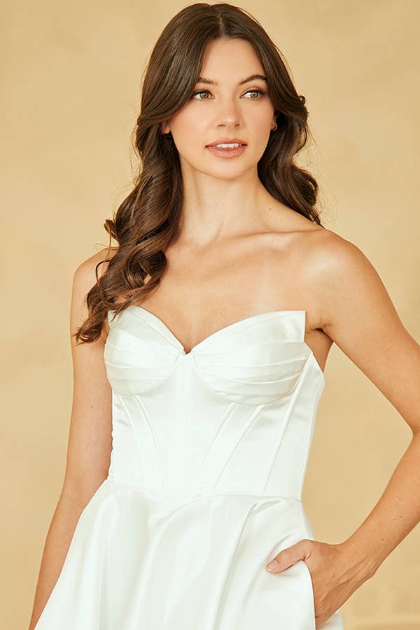 Blanc Robe courte en satin bustier cœur en vente sur Faire5