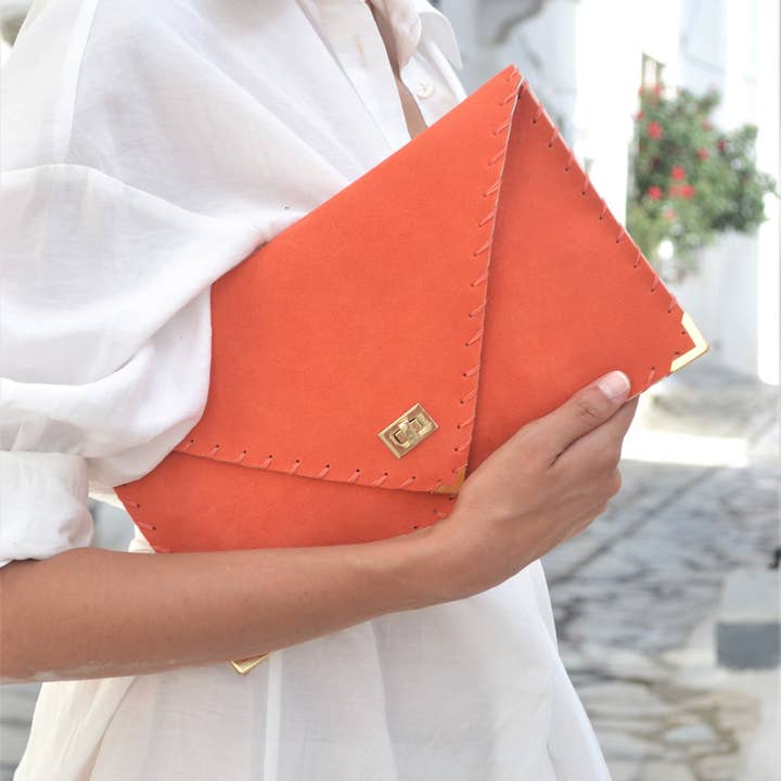 ANA KOUTSI – Großhandel Clutch – Damen – Symmetria Soft-Cluth in Koralle
