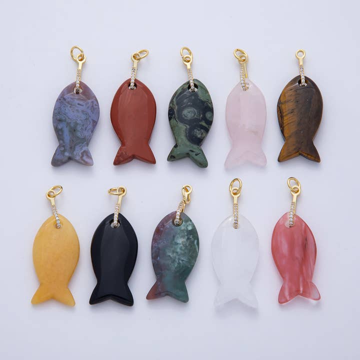 Poisson porte-bonheur en pierres précieuses Quartz, Agate, Jaspe, Topaze avec breloque CZ en or rempli 18K 51mm | AK001 pour la vente par Aim Eternal