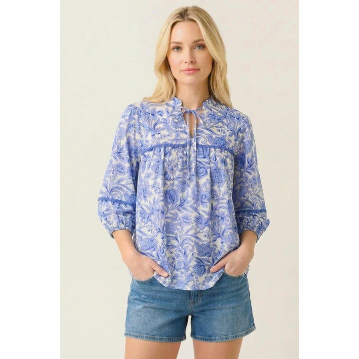 TOP DE MANGAS 3/4 COM ESTAMPA FLORAL E LAÇO NO PESCOÇO por atacado de STACCATO