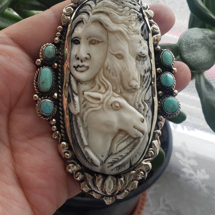 Colgante grande de hueso tallado con turquesa natural. para venta al por mayor de GTG Gems Corp