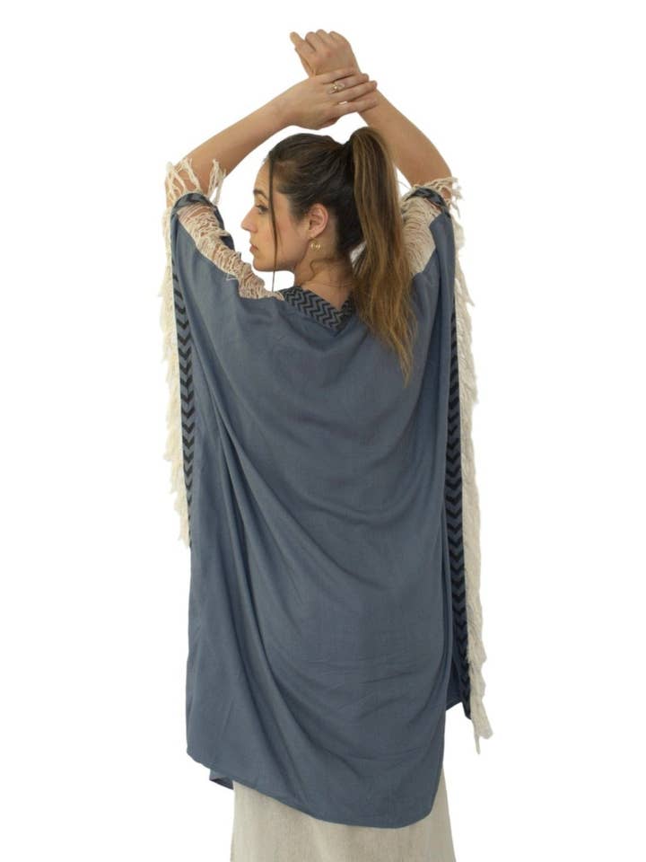 Sacred Ceremony - Venta al por mayor Kimono - Mujer - Poncho azul vaquero con flecos en la espalda cerrada3