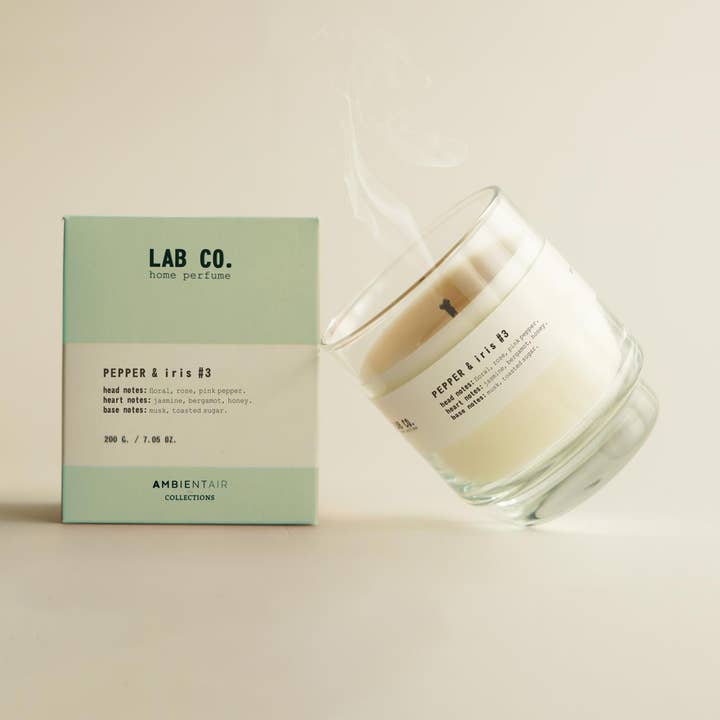 SEVENREEDS – Großhandel Kerze im Glas / gefüllte Kerze – LAB CO. #3 PEPPER & IRIS Kerze aus pflanzlichem Wachs 200g0