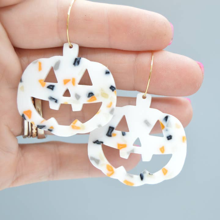 Orecchini per Halloween a forma di zucca Jack-o-Latern, orecchini in acrilico per la vendita all'ingrosso da parte di The Adorned Fox