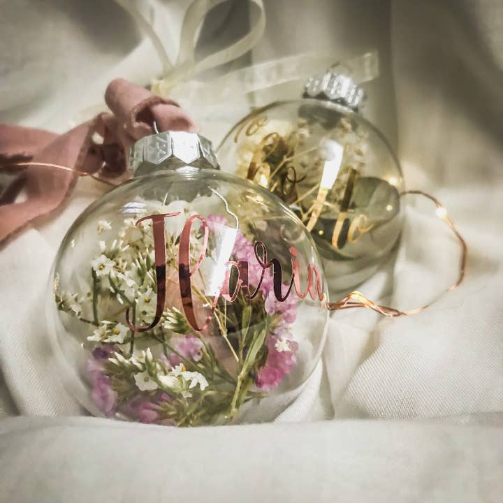 HyggeBazar - Ilaria Faraoni - Vente Objets de décoration - Décorations de Noël bohèmes artisanales avec fleurs séchées et inscription personnalisée