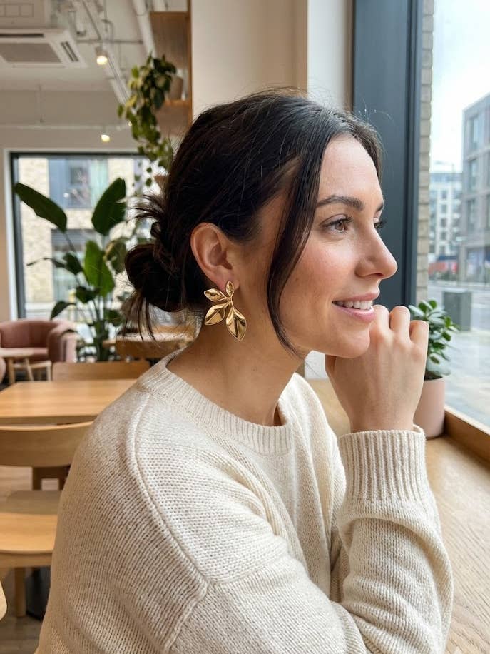 Estante llamativo con pétalos de flor para venta al por mayor de Oceanic Jewellers - Majique London