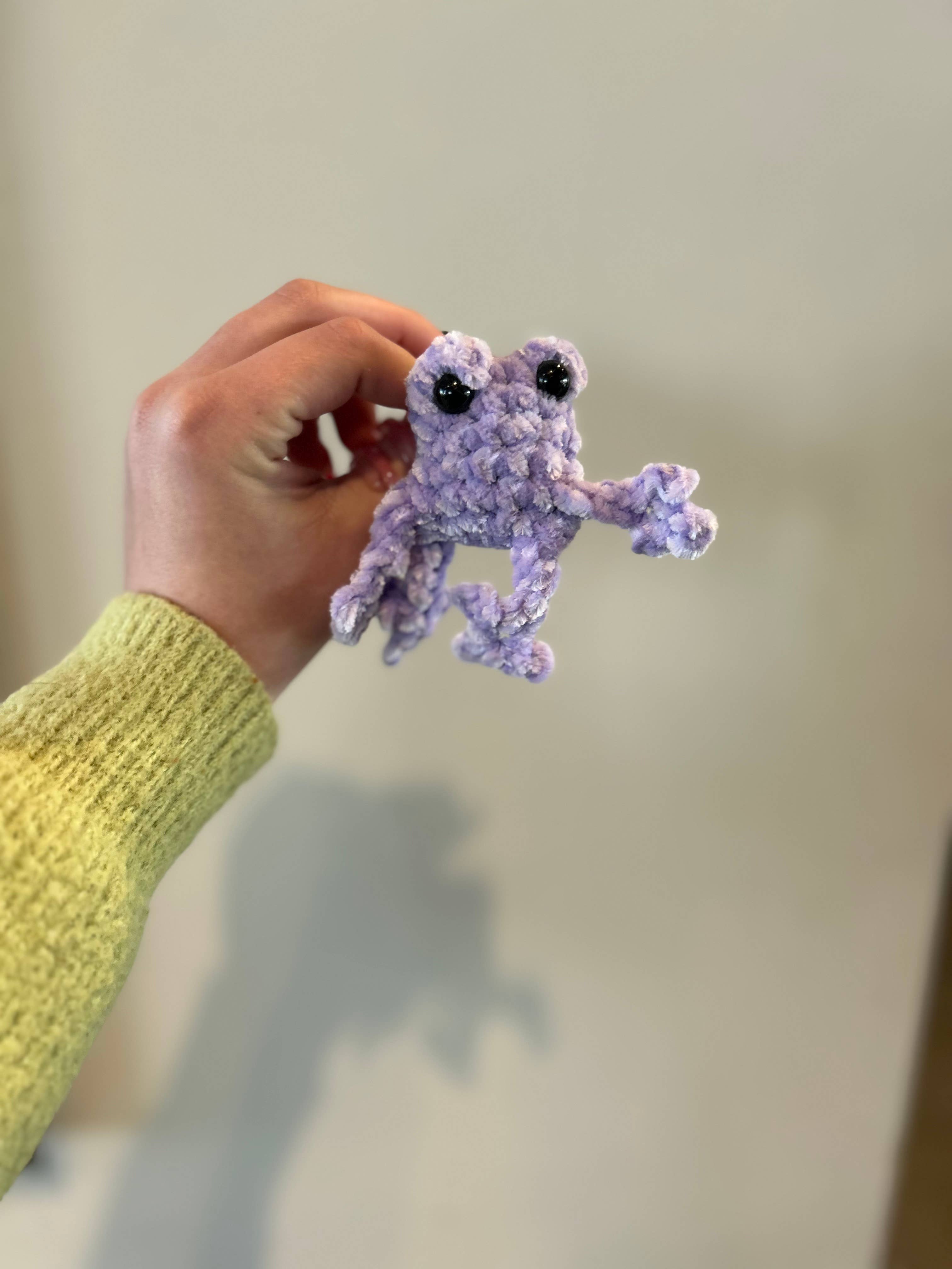 Crochet by Jolene – wholesale Dekorativ berlock för bil – Unisex – Virkade groda bilventilationsklämmor2