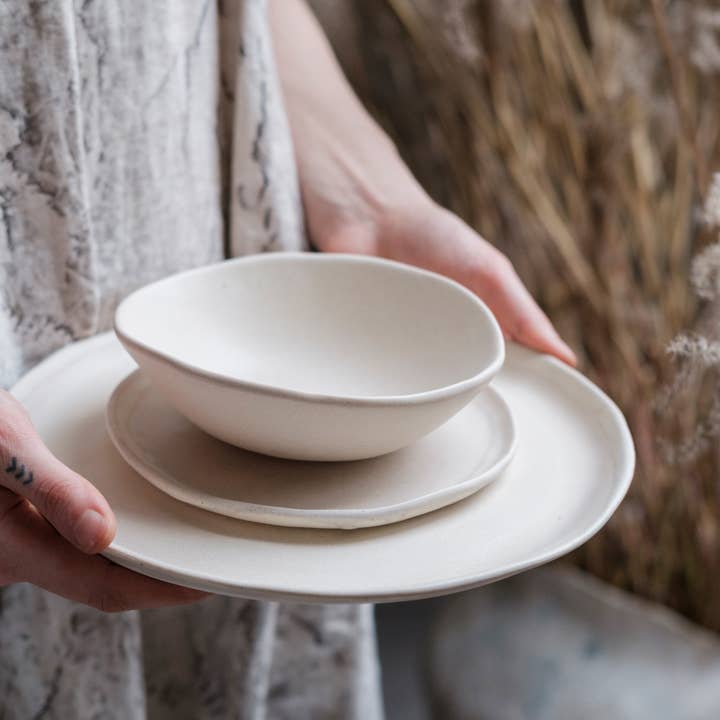 LAIMA CERAMICS (SIA Radosa Apvieniba Spares) – wholesale Tallrikar – Porslin SAHARA — Handgjorda Beige Matta Tallrikar och Skålar12