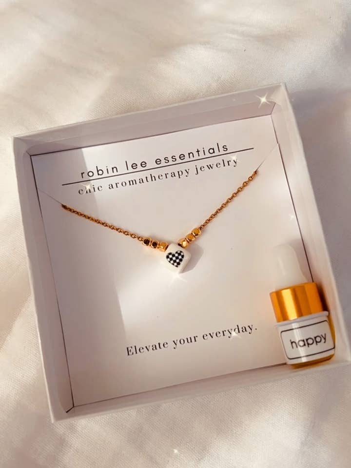 Collier diffuseur en forme de cœur à carreaux pour la vente par Robin Lee Essentials