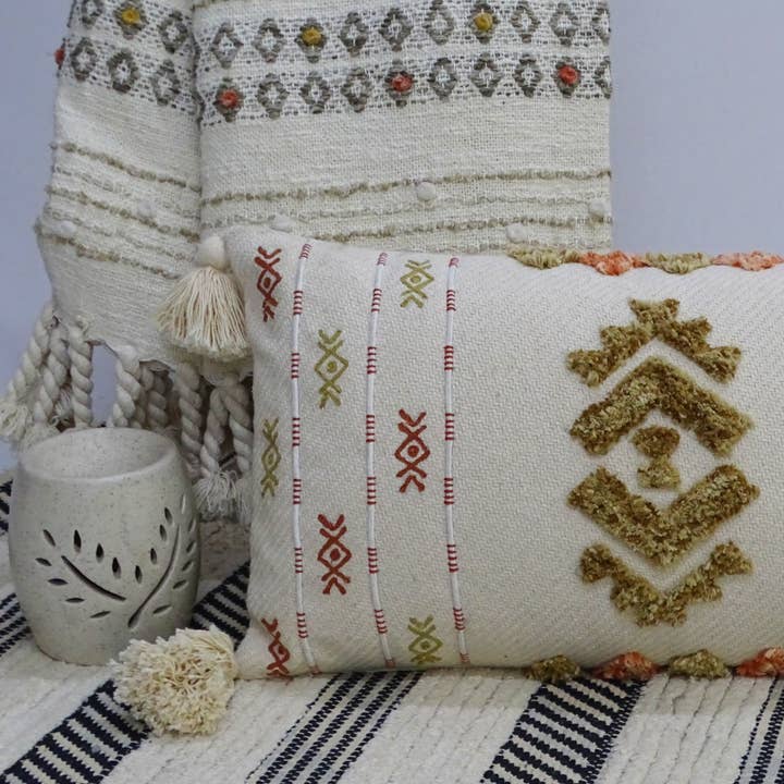 Broderi Kasta Kudde Med Tofsar 14 ”X 24" för wholesale av Vibhsa