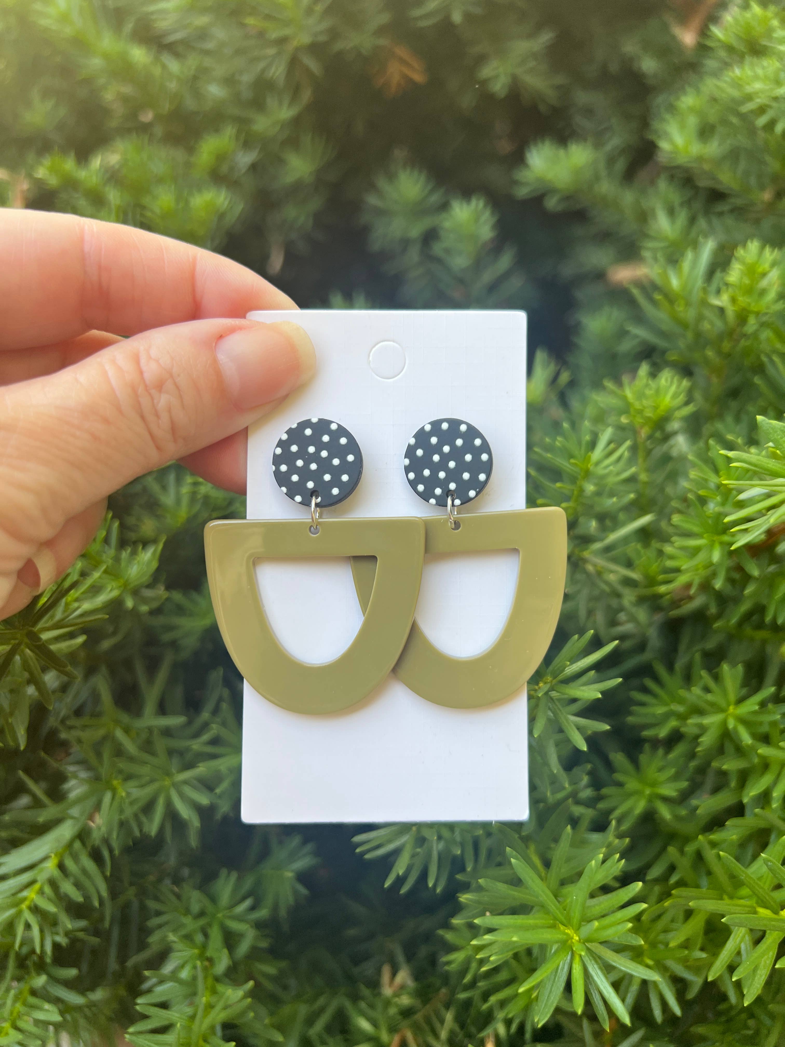 Baubles by B - Vente Boucles d'oreilles pendantes - Boucles d'oreilles en acrylique Deco à pois vert olive0