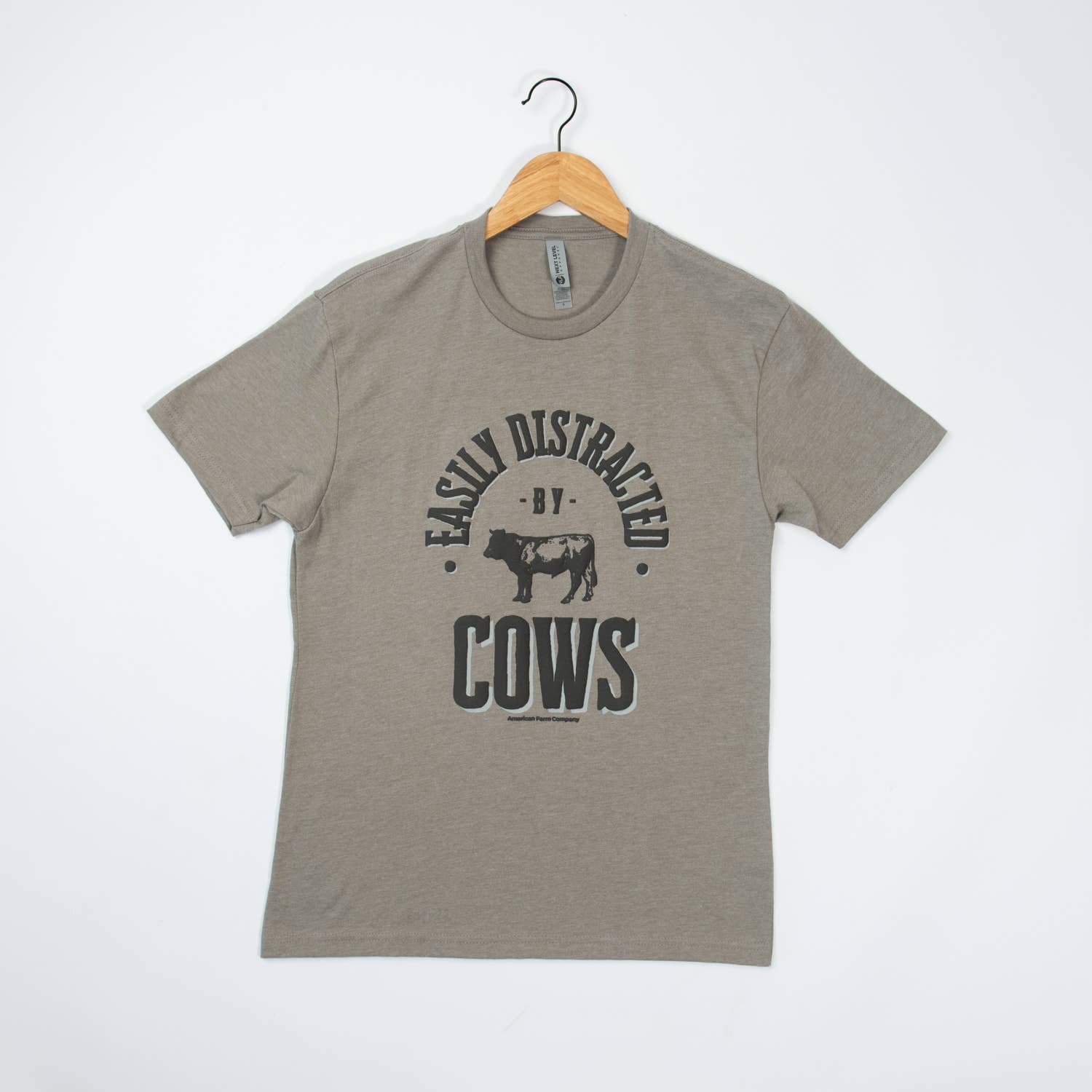 American Farm Company - Vente T-shirt sérigraphié – unisexe - T-shirt graphique Western « Easily Distracted By Cows »2