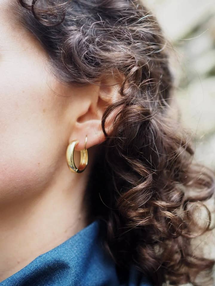 Lilian Gold Creolen für den Großhandel von Roake Studio