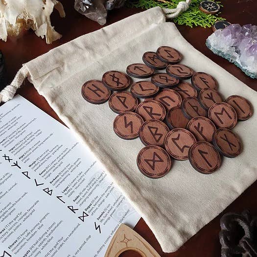 Yiska Designs - Vendita all'ingrosso Attrezzatura per meditazione - Set di Rune Futhark Antiche su Tessere Rotonde2