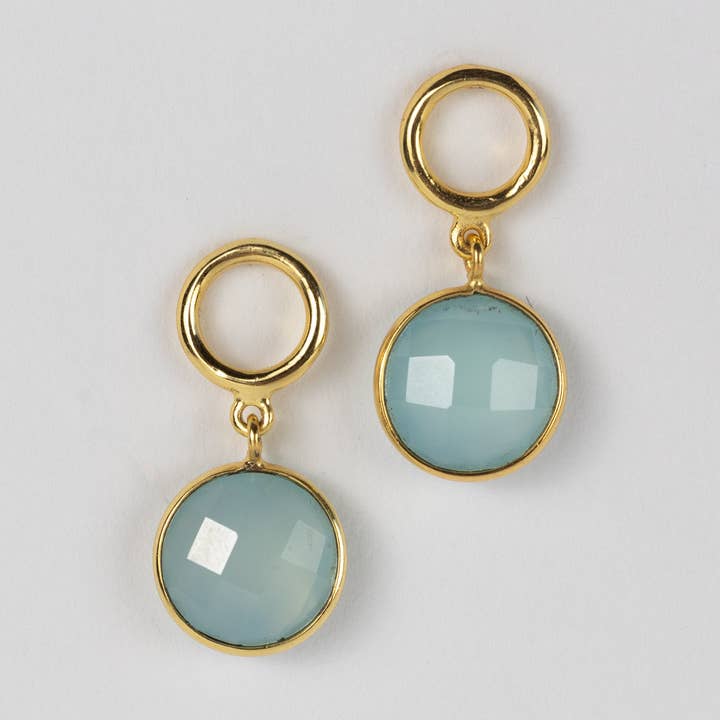 Boucles d'oreilles pendantes Sona en forme de calcédoine bleue pour la vente par Ten Thousand Villages