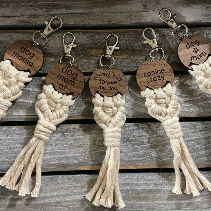 Porte-clés Boho en macramé - citations de chiens | dog mom pour la vente par Chickadee Creations