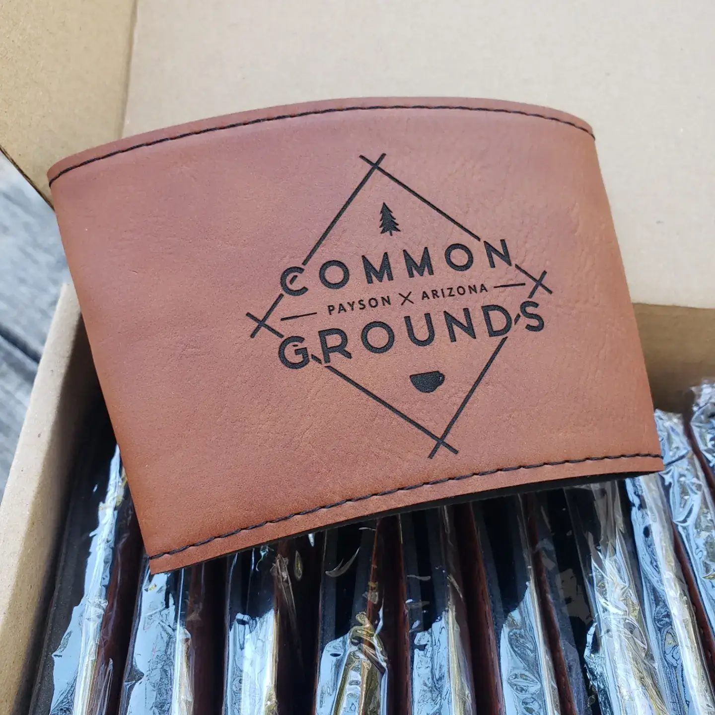 The Rural Home - Venta al por mayor Fundas para recipientes de bebida - Manga de Taza de Cuero Sintético Grabada – Marca de Cafetería Reutilizable1