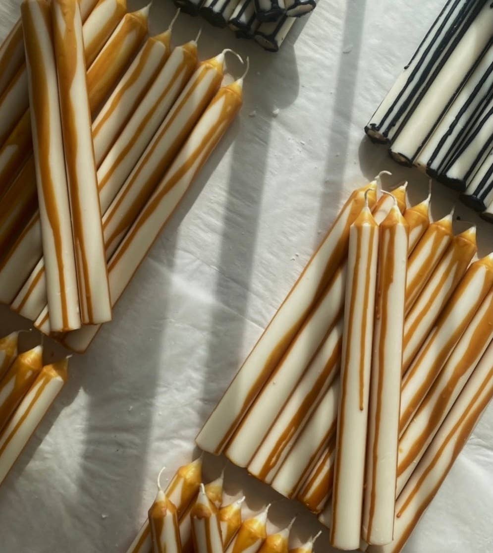 SoieLondon - Venta al por mayor Velas cónicas/candeleros - Set de 2 velas cónicas con goteo abstracto en caramelo. Veganas, de soja.3