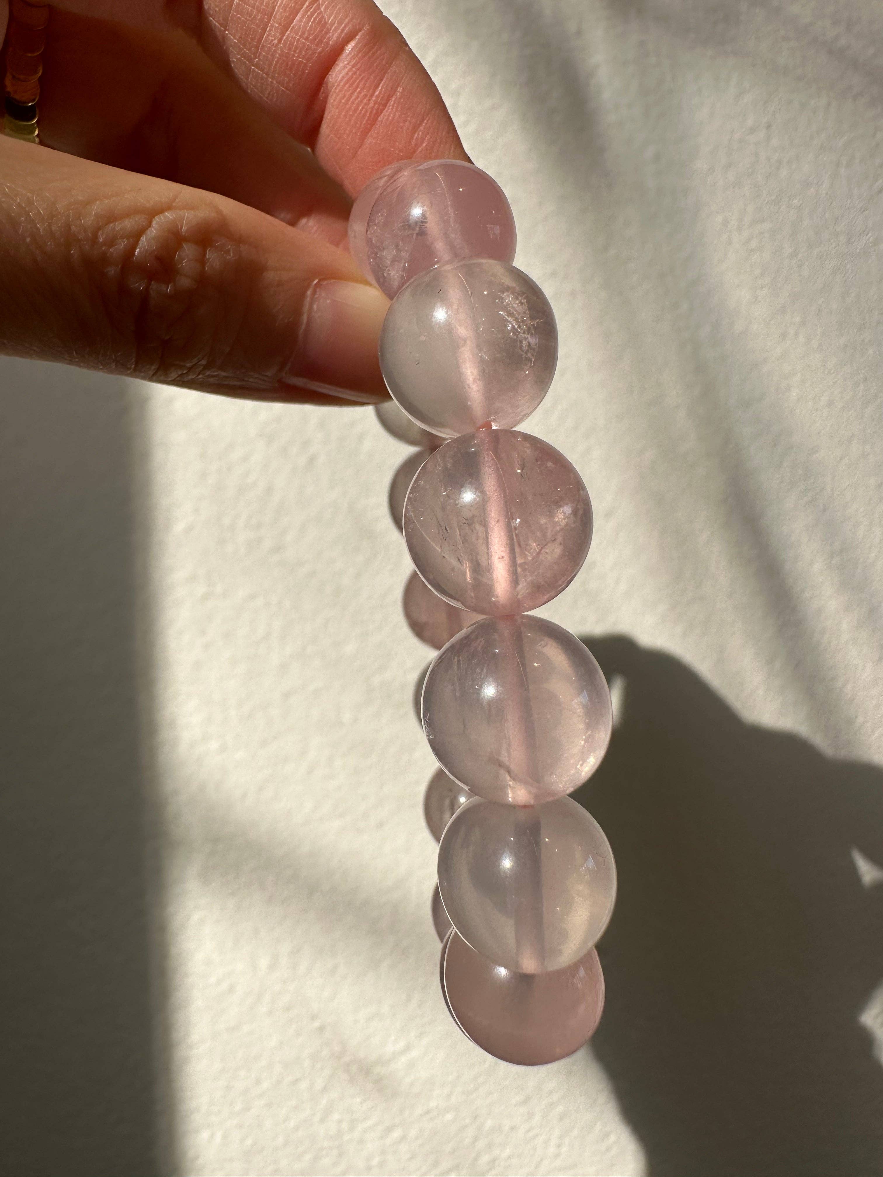 Moon Rituals - Vente Bracelet de perles - Bracelet en cristal de quartz rose du Mozambique unique, cadeau de Noël en cristal7