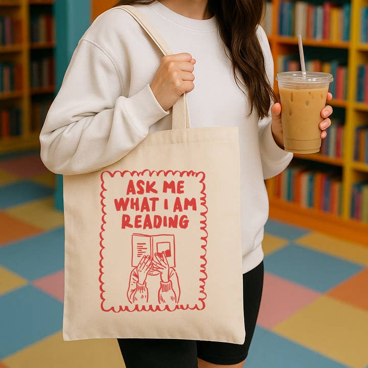 Chiedimi cosa sto leggendo Borsa in tela per amanti dei libri per la vendita all'ingrosso da parte di DaisyChainDesignCo