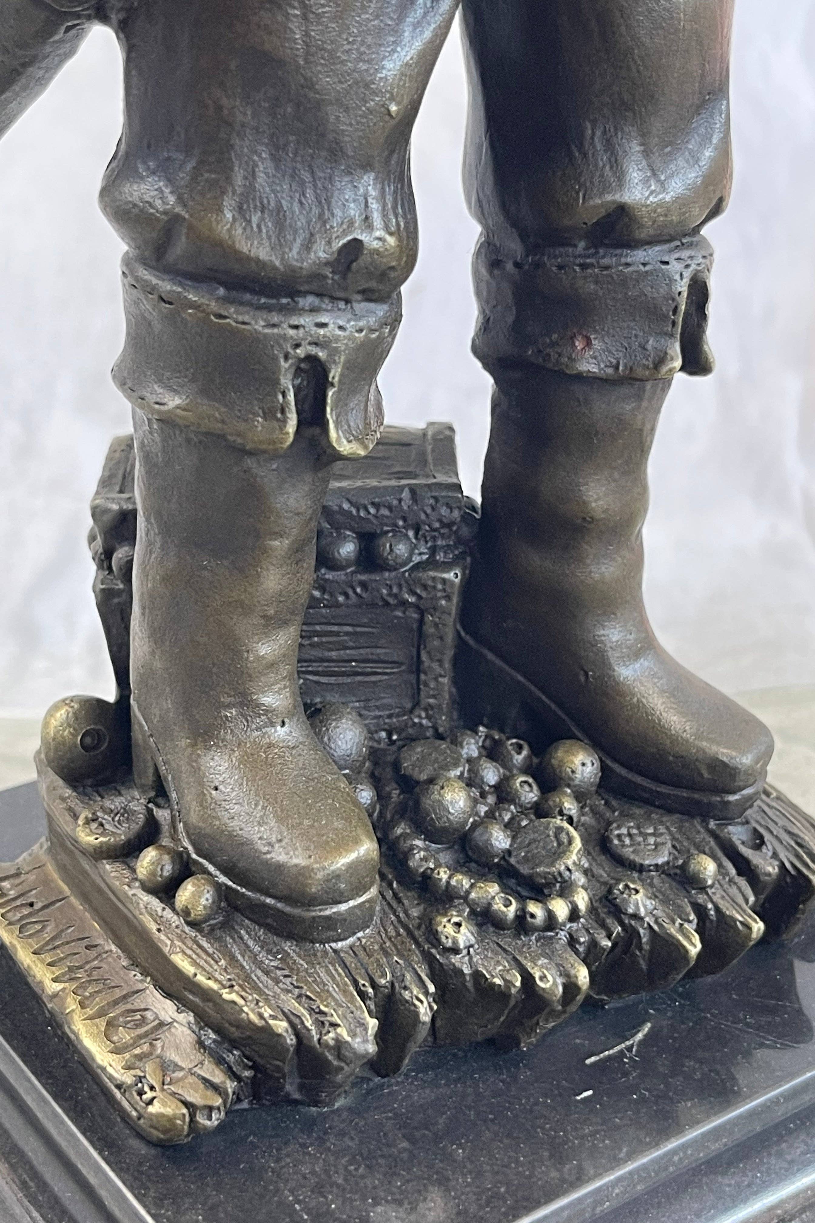 Bronzhaus - Vente Sculpture - Statue de pirate avec coffre au trésor et épée en bronze signée d'origine 35,6 x 12,7 cm6