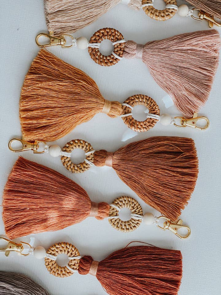 Schlüsselanhänger mit ätherischem Rattan-Öl — Schlüsselanhänger mit Quaste für den Großhandel von DayCrafter