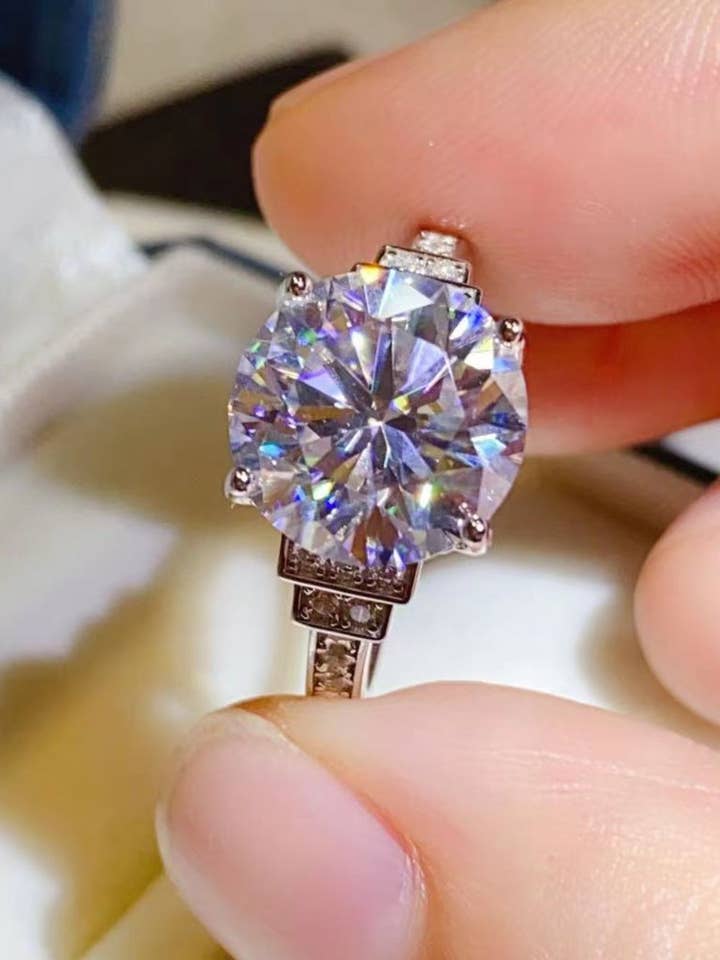 5 karat strålende rundskåret moissanit platin over ren sterlingsølvring for engroshandel hos Sparkala