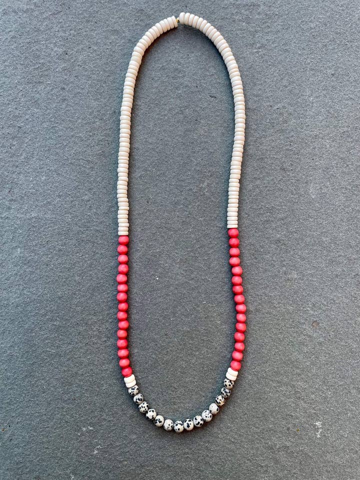 Collier en bois et pierre de corail avec jaspe dalmatien pour la vente par Seyyah