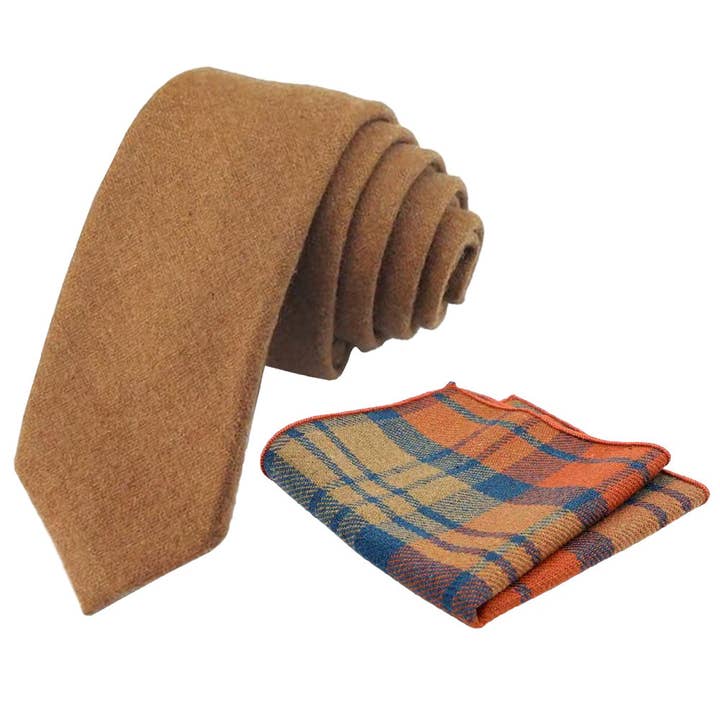 Cravate fine en tweed camel Rufus et ensemble pochette tartan à carreaux orange et bleu. pour la vente par Dickie Bow
