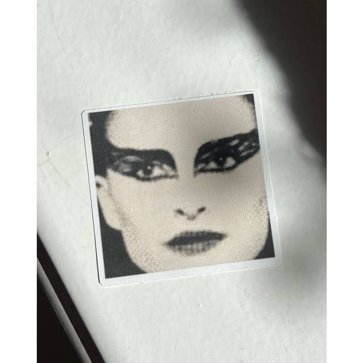 Svart svan Nina Sayers porträtt kyss-klippt klistermärke för wholesale av Literary by Ava