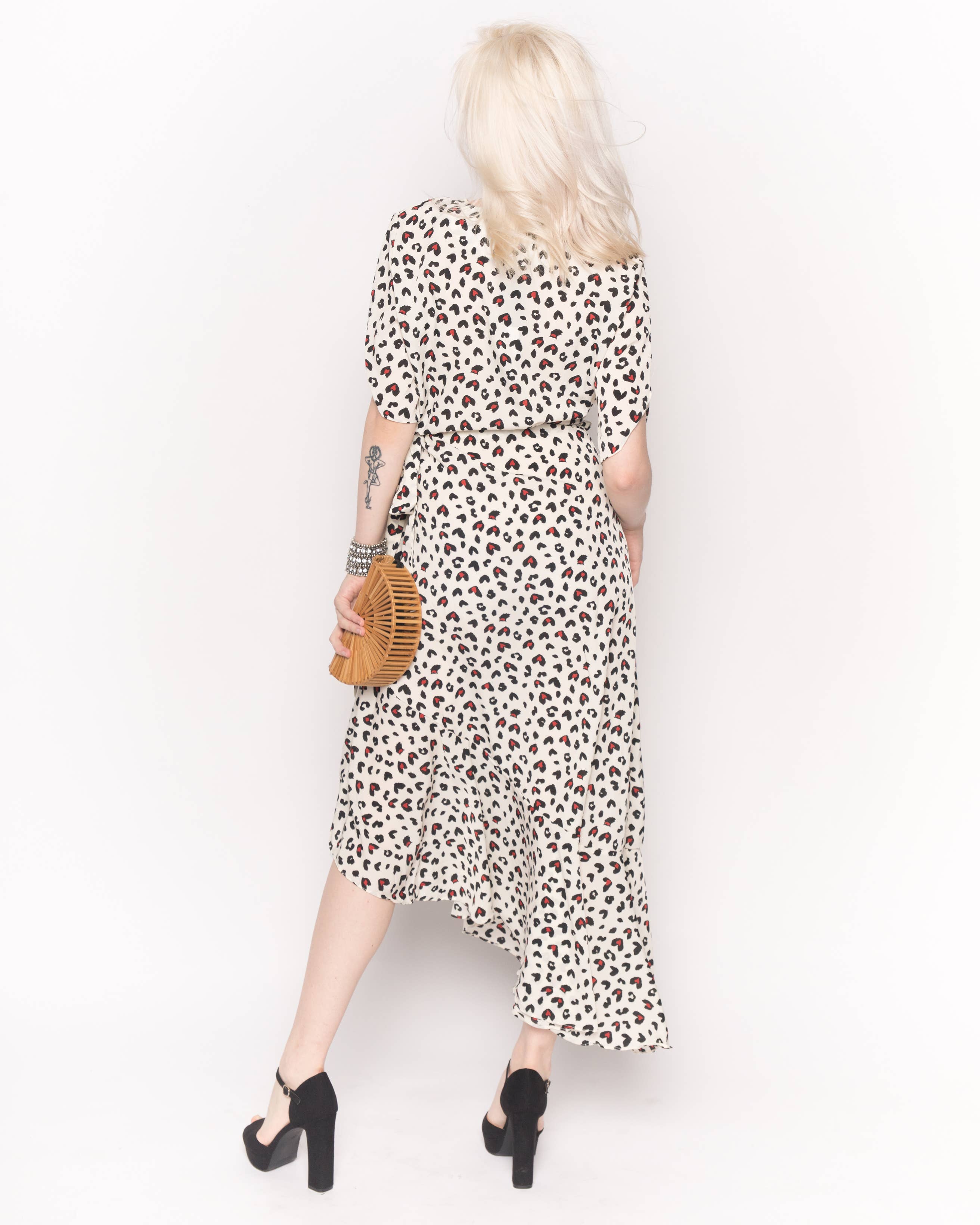 CY FASHION. LONDON – Engroshandel Kjole - Dame – Midikjole med flæser i sort marineblå kæresteprint4