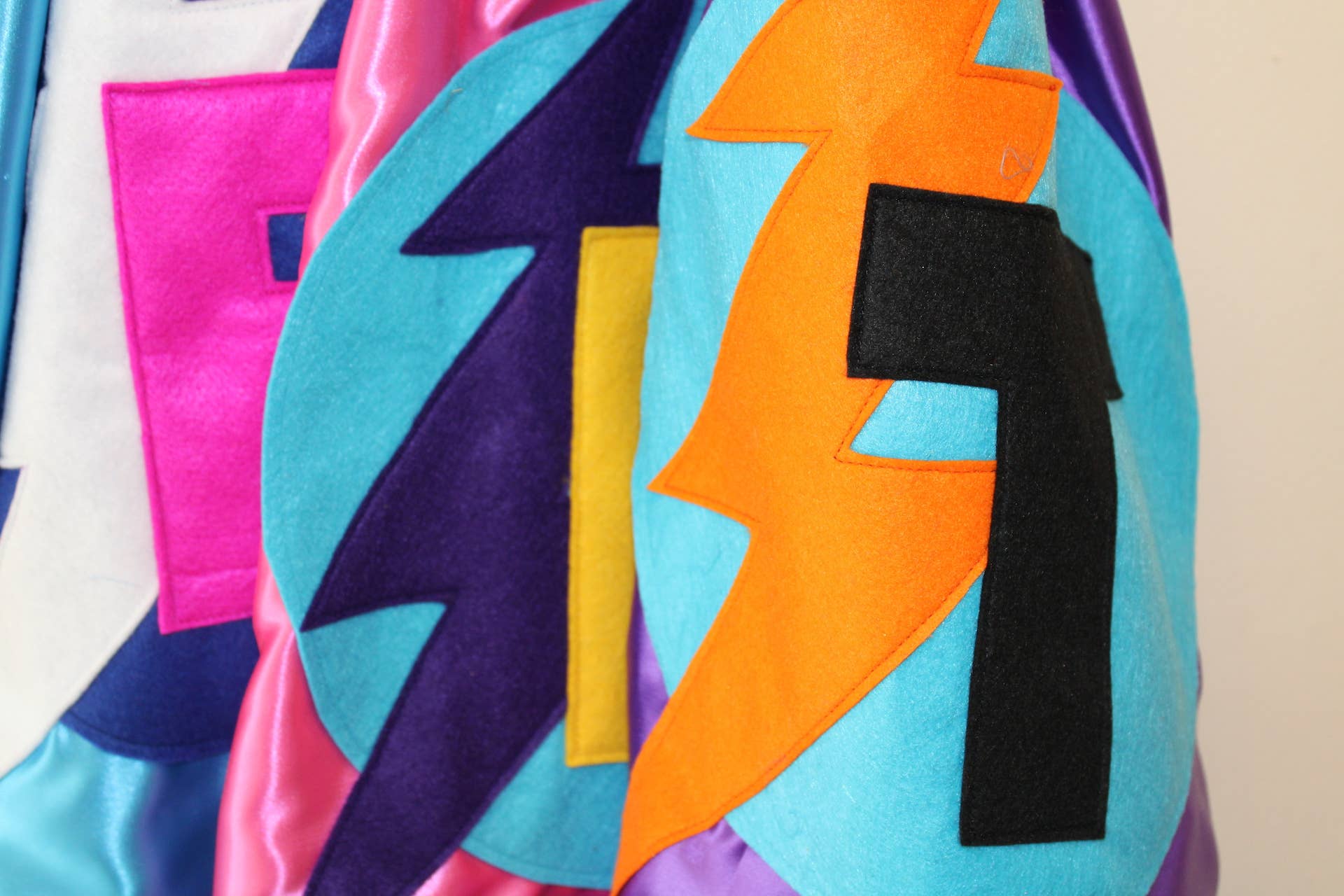 The Flat Of Kat – Großhandel Cape – Kinder – Superhelden-Umhang für Kinder mit Initiale5