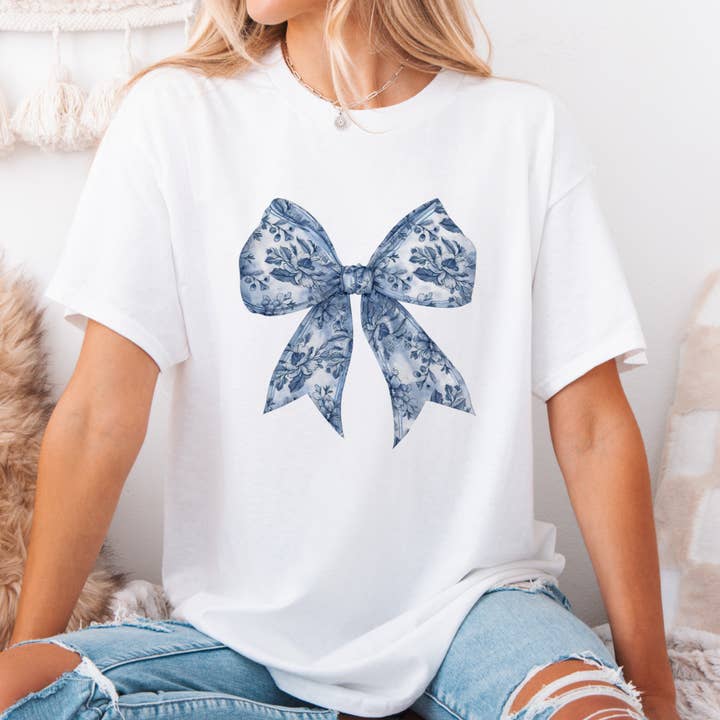 Blå Toile Bow Graphic T-shirt #0410 för wholesale av Urban Edge Co.