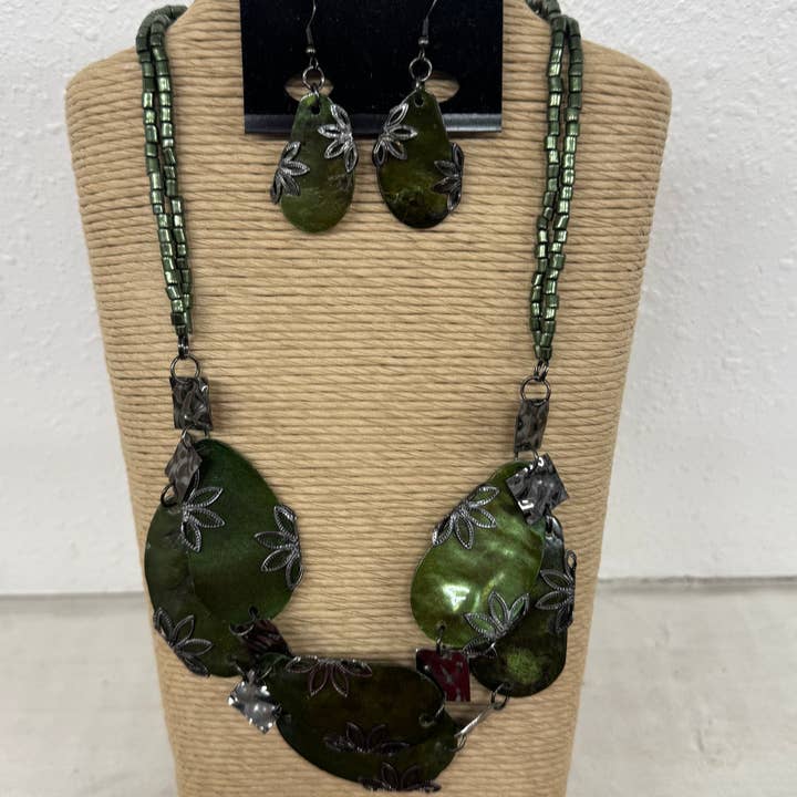 International Duru's - Wholesale Jewelry Set - 2 STRANDS OLIVE GREEN WITH SIX TEARDROP SHAPE SHELLS BIB STY