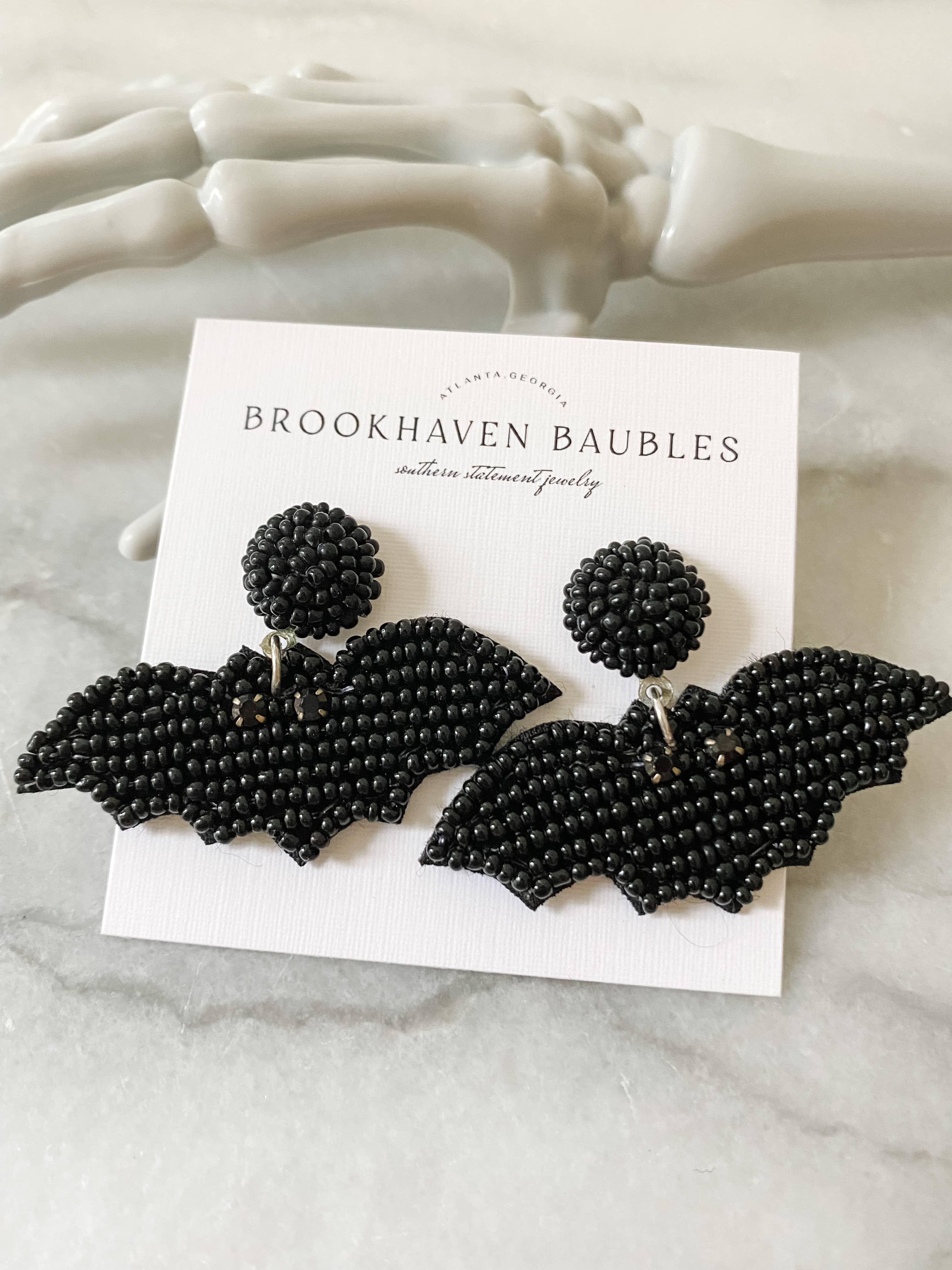 Brookhaven Baubles – Engroshandel Hængeøreringe og creoløreringe – Halloween flagermus perlebesatte statement-øreringe3