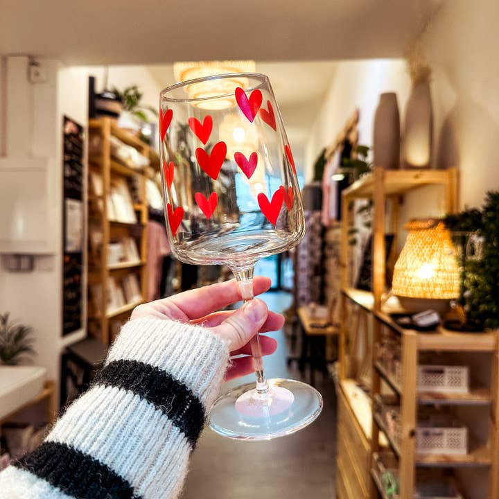 Wine glass with "Red Hearts" print for wholesale by cool people club