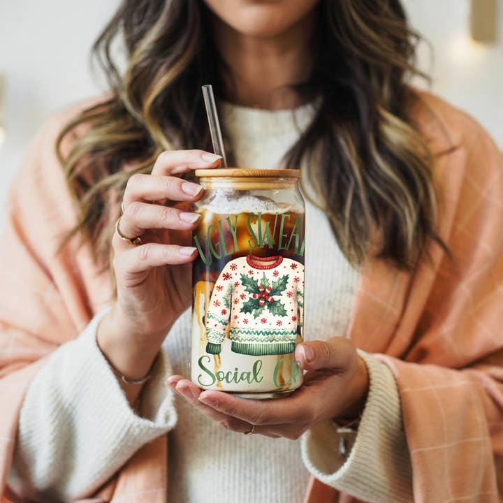 Gobelet du Club Social de Pulls Moches avec Couvercle et Paille pour la vente par CoRo & Company