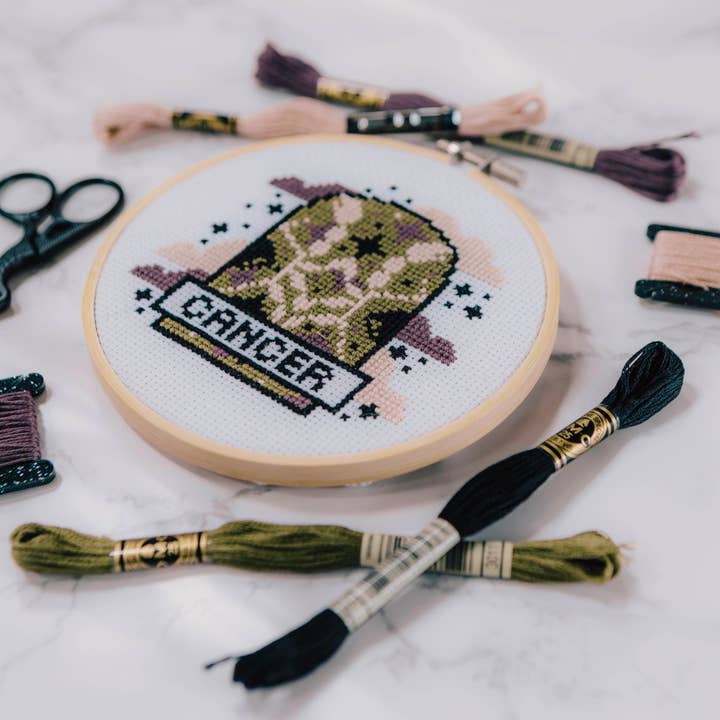 Kit de point de croix pour le signe astrologique du zodiaque « Cancer » pour la vente par Innocent Bones