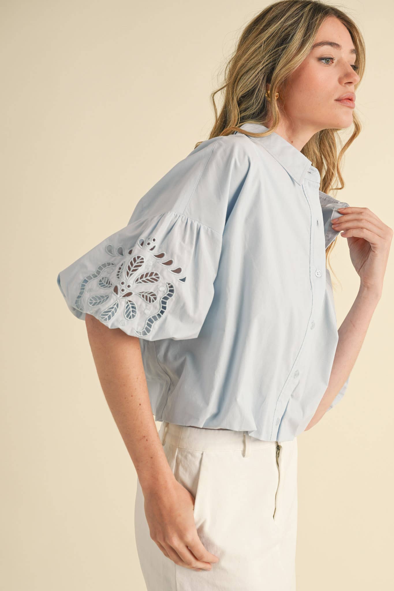 &MERCI – Engroshandel Skjorte med buttondown – til kvinder – UDSKÅRET BRODERET BOBLEÆRME TOP MTP38359