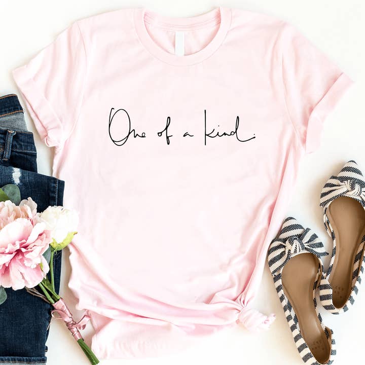 T-shirt unique en son genre pour la vente par Out Of Office Brands