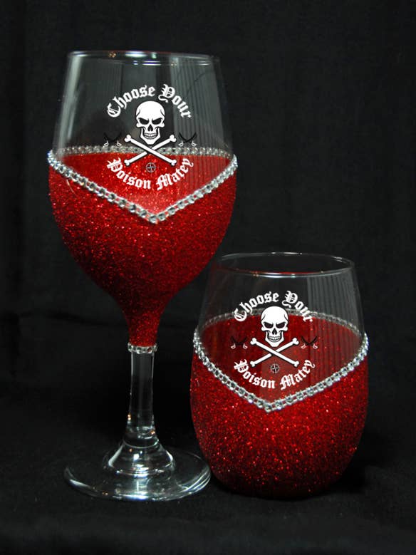 🏴☠️💀 Escolhe o Teu Veneno, Camarada-Caveira e Ossos Cruzados — Copos de Vinho com Brilho e Purpurina (Coleção Tema Pirata) 💀🏴☠️ por atacado de WineyBitches.Co