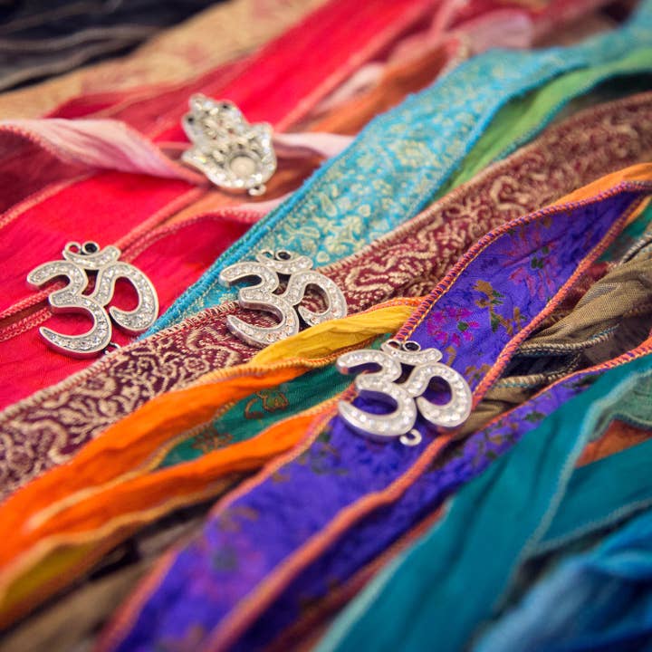 Anísch de la Cara - Vendita all'ingrosso Braccialetto con ciondolo/pendente - Silver Pink - Bracciale albero della vita realizzato in sari indiani2